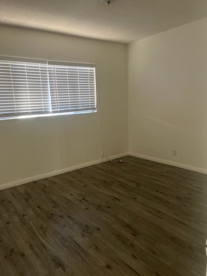 1208 West 103rd Street - Photo 3 of 18