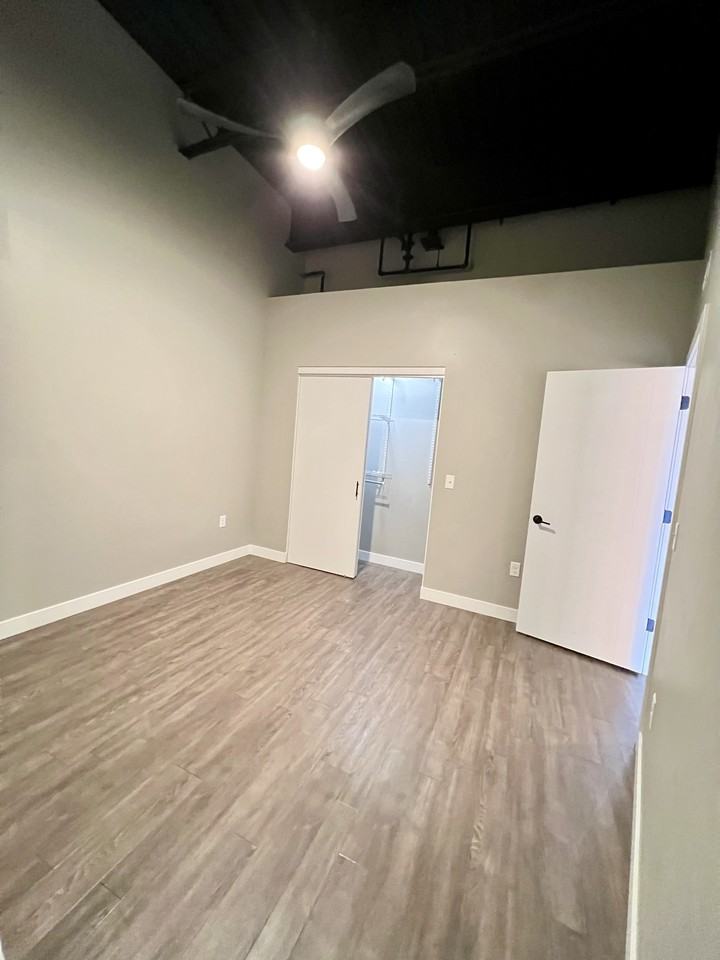 Mall Plaza - Photo 6 of 50