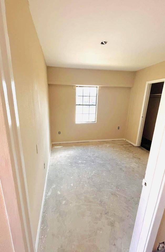 102 South Holland Avenue - Photo 5 of 37