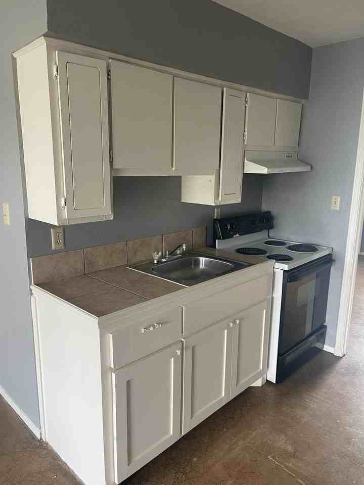 102 South Holland Avenue - Photo 2 of 29