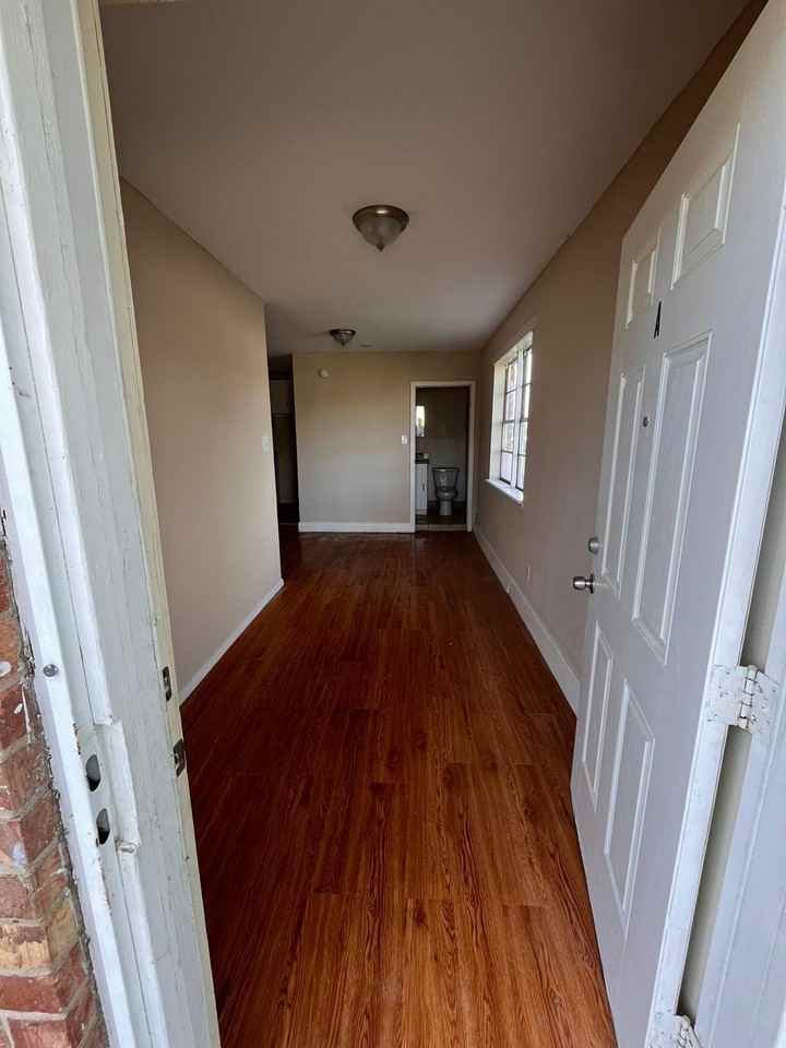 102 South Holland Avenue - Photo 4 of 29