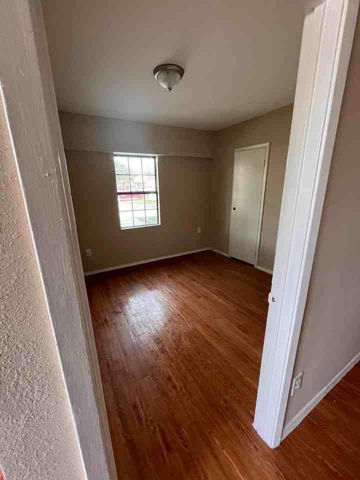 102 South Holland Avenue - Photo 7 of 29