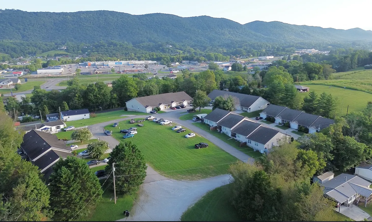 200 Stone Henge Lane - Photo 2 of 14