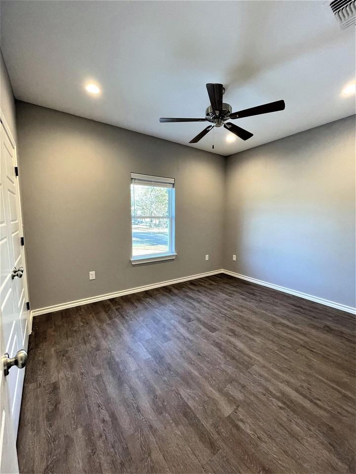 808 W 32nd St #808 - Photo 3 of 16