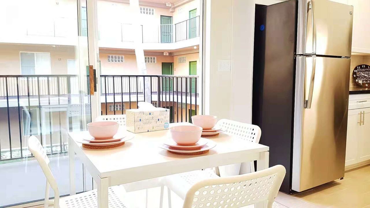 1561 S Barrington Ave - Photo 5 of 5