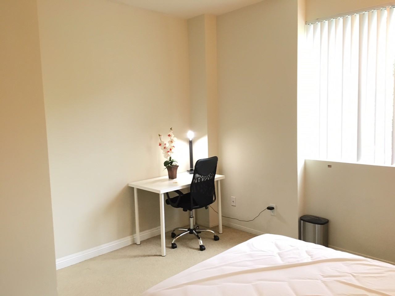 1561 S Barrington Ave - Photo 4 of 5