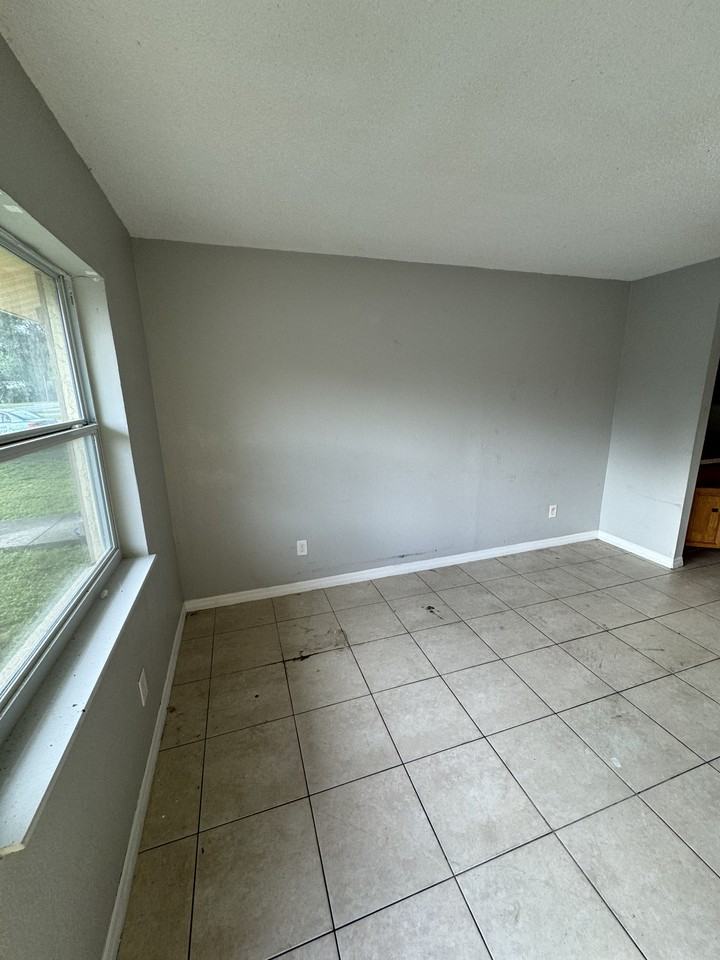 9808 N 12th St #C - Photo 7 of 10