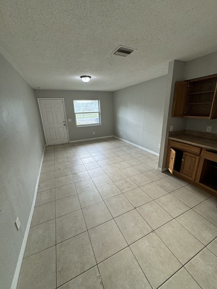 9808 N 12th St #C - Photo 4 of 10