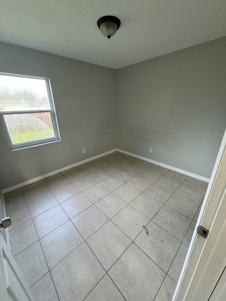 9808 N 12th St #C - Photo 5 of 10