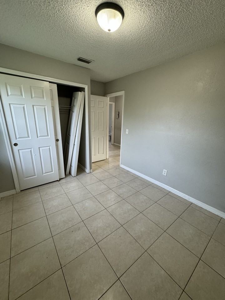 9808 N 12th St #C - Photo 4 of 10