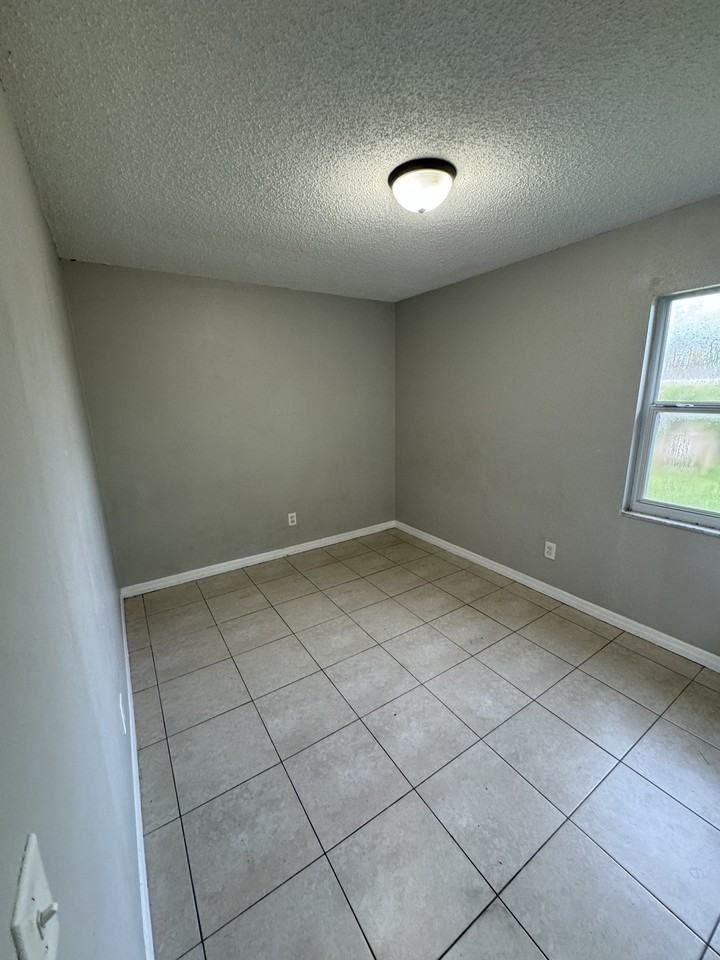 9808 N 12th St #C - Photo 4 of 10