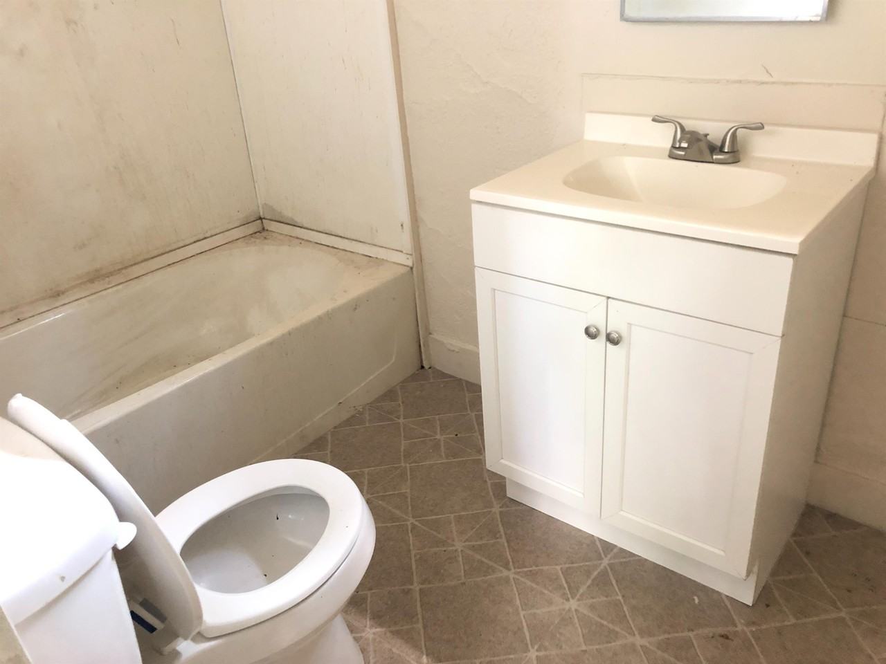 1104 W 24th St - Photo 3 of 14