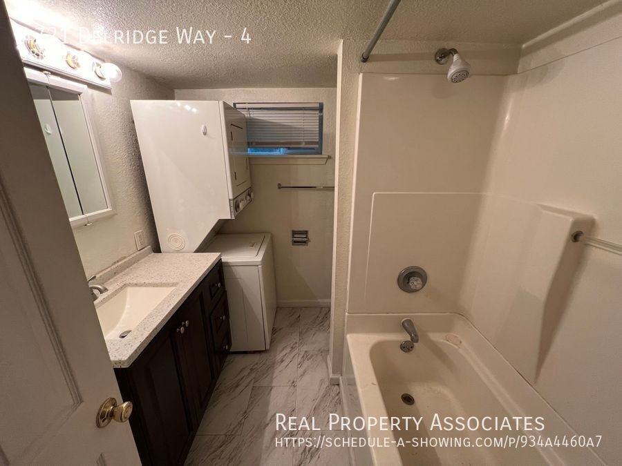 4721 Delridge Way Sw #4 - Photo 2 of 4