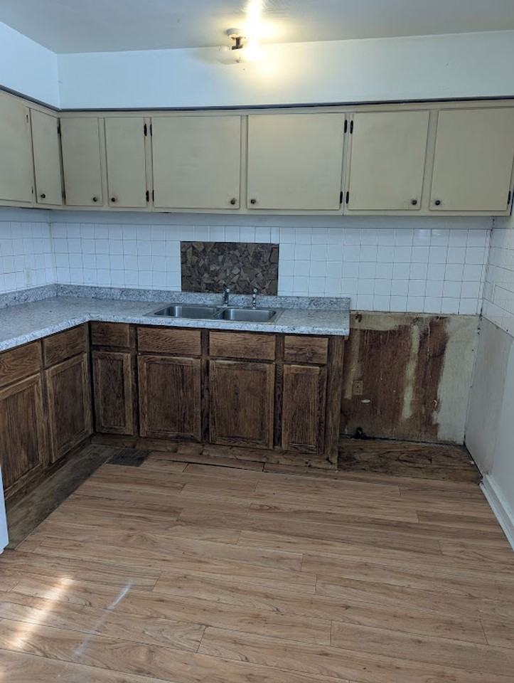 875 Daggett Dr - Photo 2 of 11