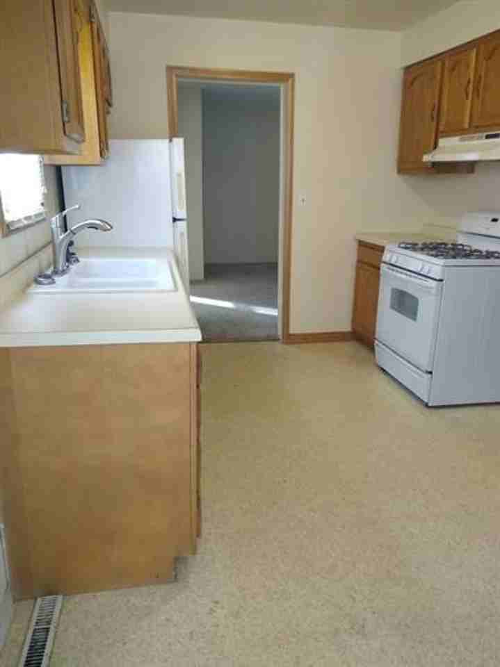 906 Irvine Ave Nw - Photo 2 of 7