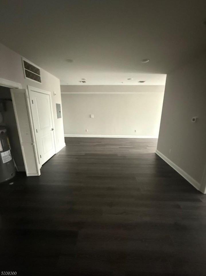 941 Main St #2D - Photo 5 of 9