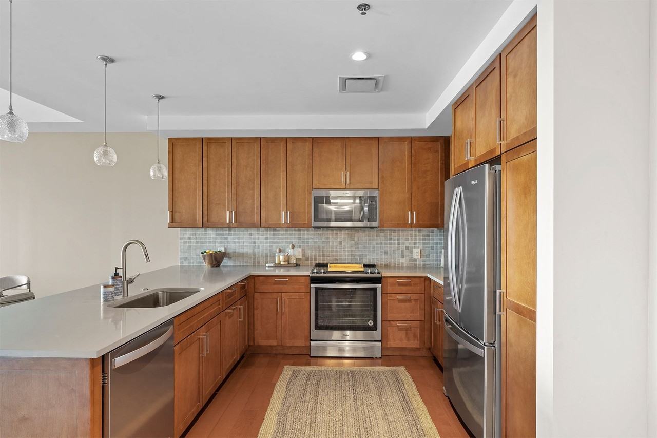 One University Circle - Photo 3 of 50