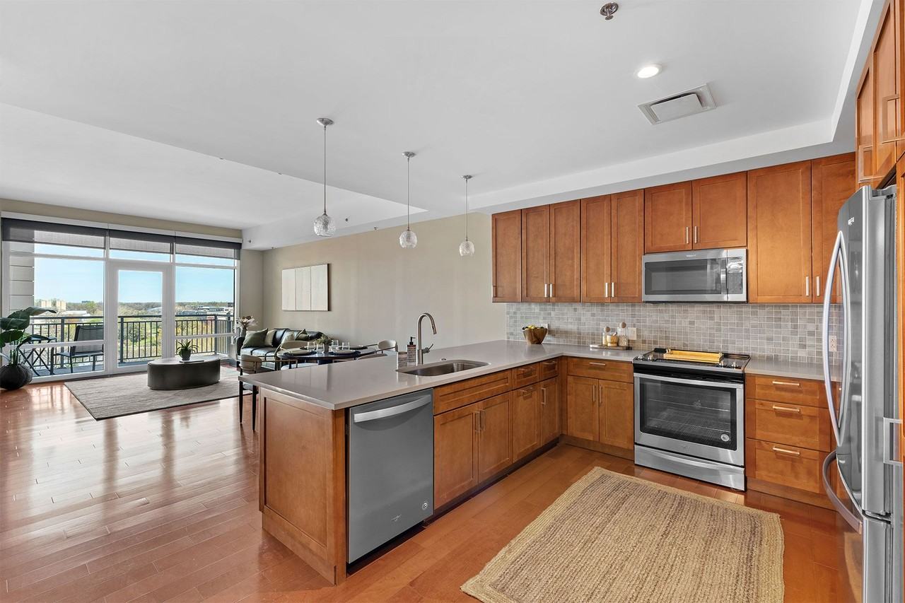 One University Circle - Photo 4 of 50