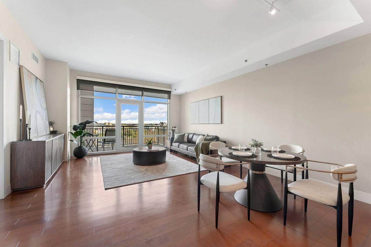 One University Circle - Photo 5 of 50