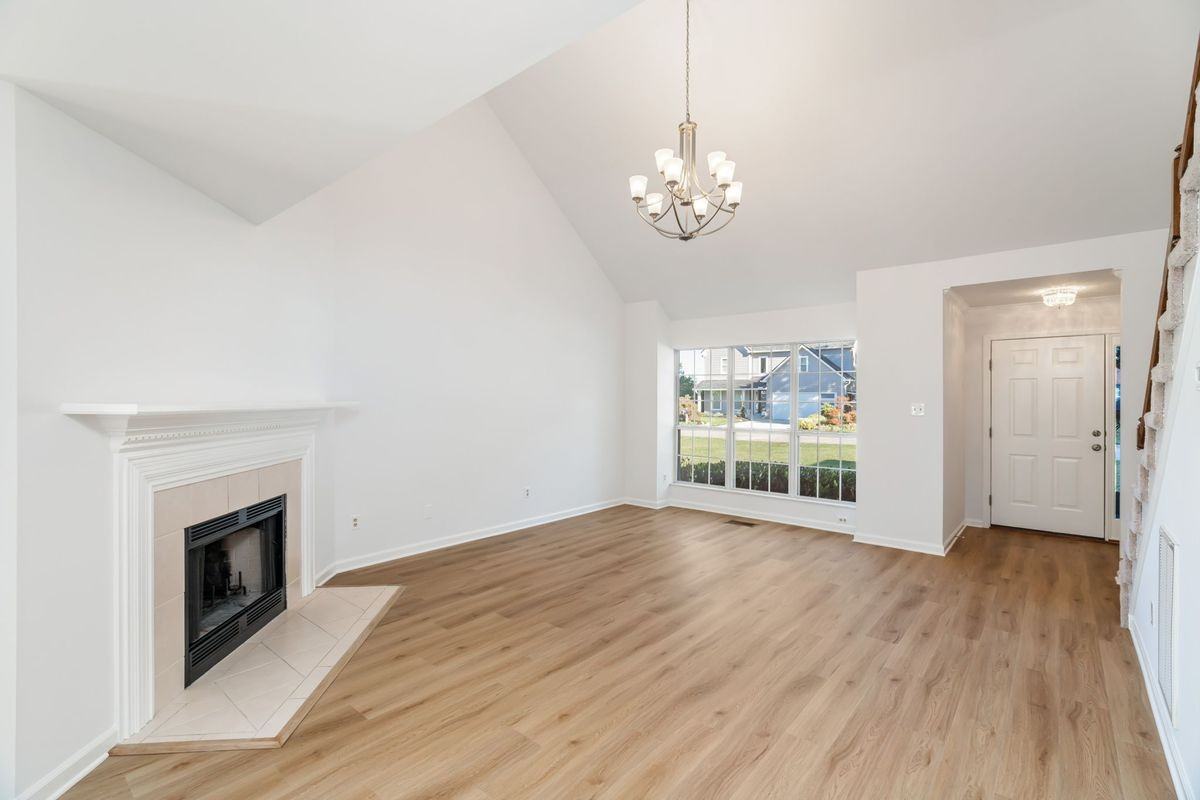 10149 Highgate Cir - Photo 4 of 25