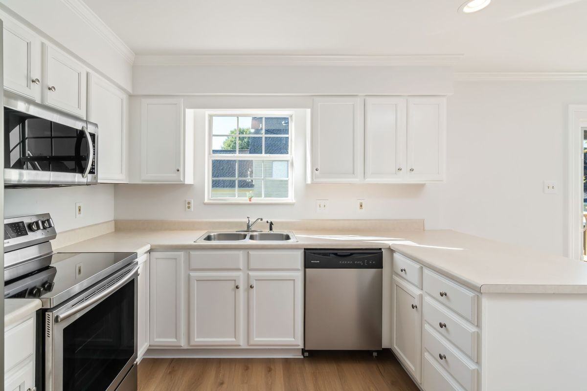 10149 Highgate Cir - Photo 7 of 25