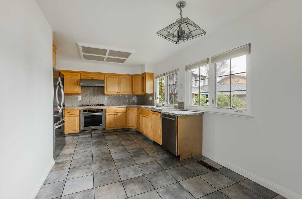 1057 Iris Ave - Photo 3 of 24