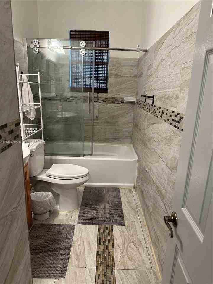 737 Ne 127th St - Photo 2 of 8