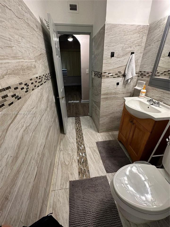 737 Ne 127th St - Photo 3 of 8