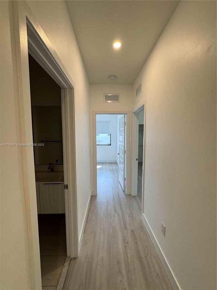 10441 Nw 79th Ter - Photo 3 of 48