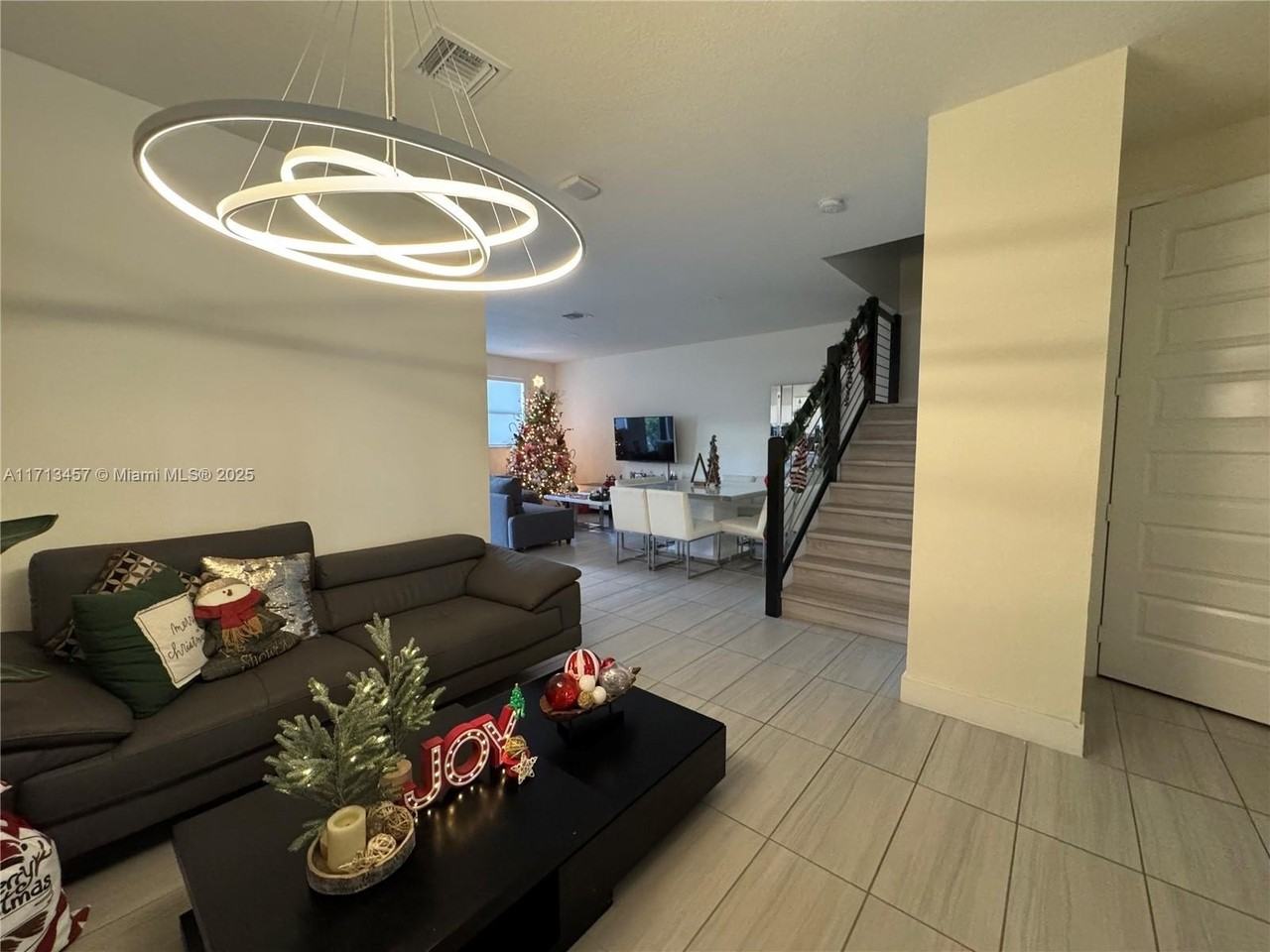 10441 Nw 79th Ter - Photo 4 of 48