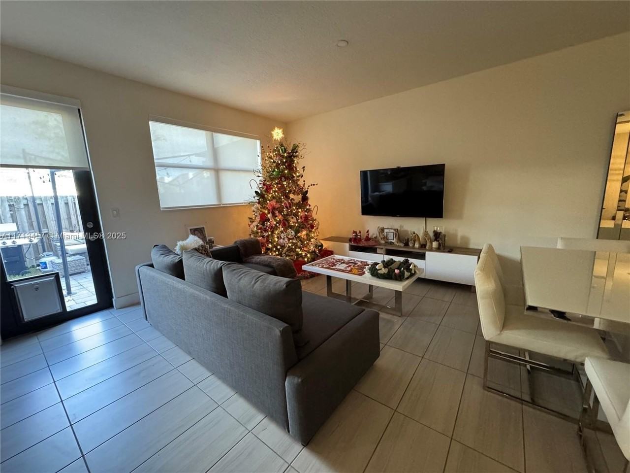 10441 Nw 79th Ter - Photo 5 of 48