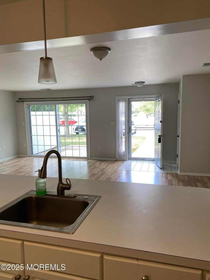 92 Madison Ct - Photo 3 of 12