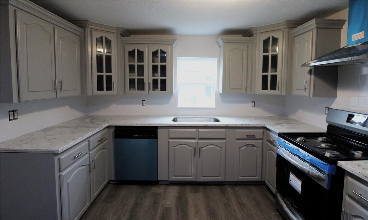 207 E Bernard St - Photo 3 of 30