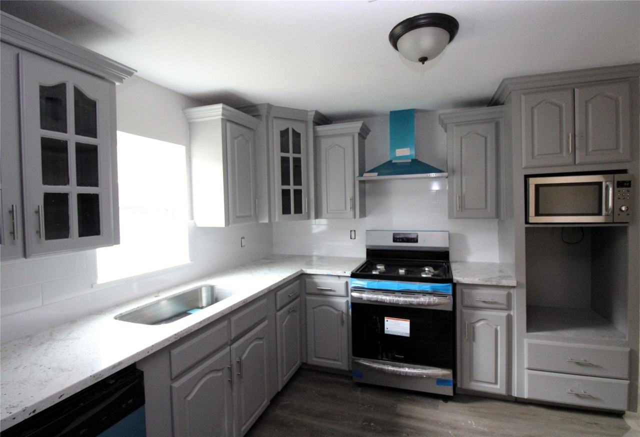 207 E Bernard St - Photo 5 of 30