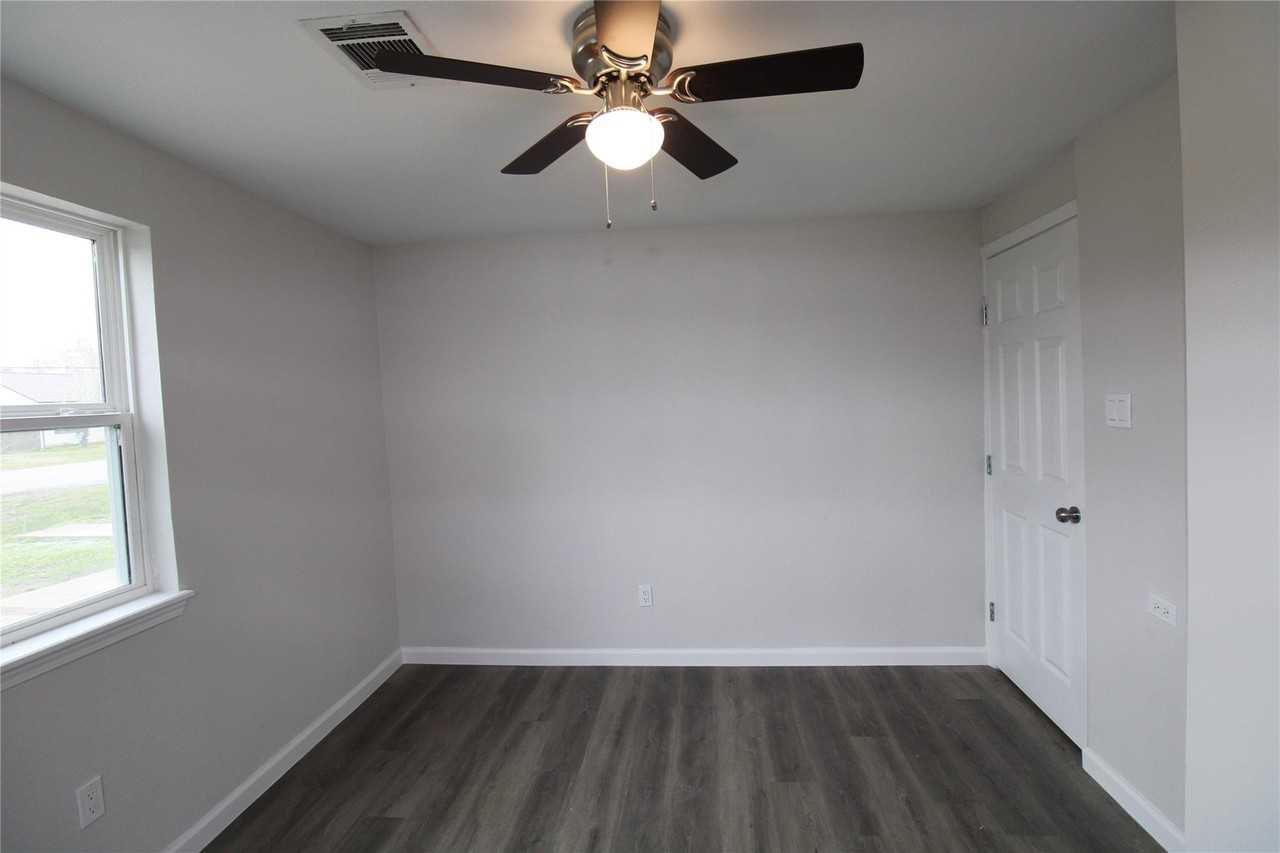 207 E Bernard St - Photo 7 of 30