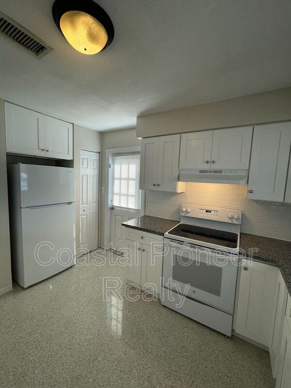 3900 14th Ln Ne - Photo 5 of 28