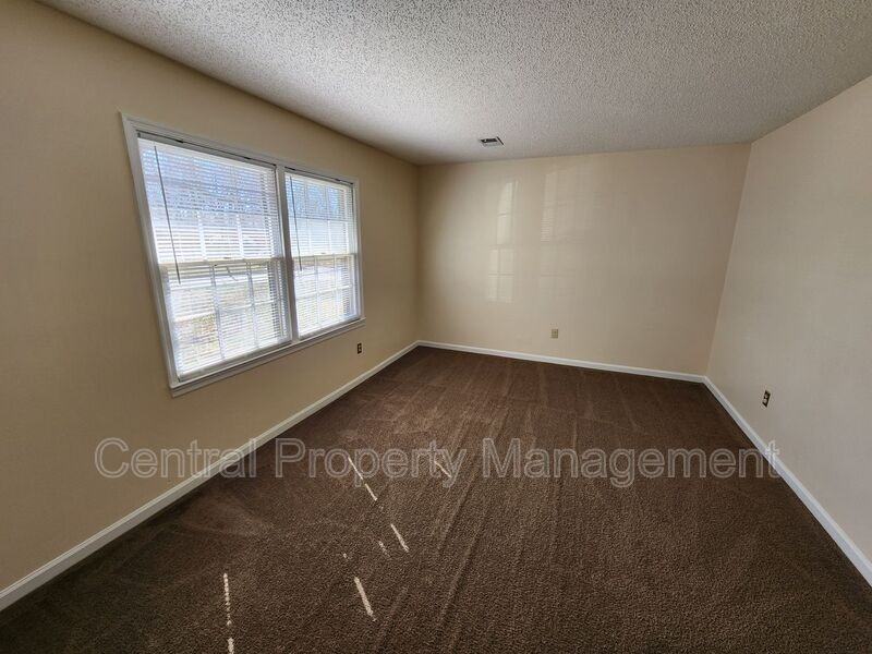 4 Oak Glen Dr - Photo 5 of 33