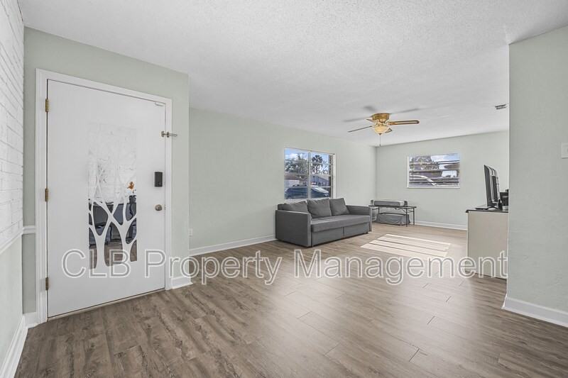 910 New Castle Ct - Photo 2 of 13