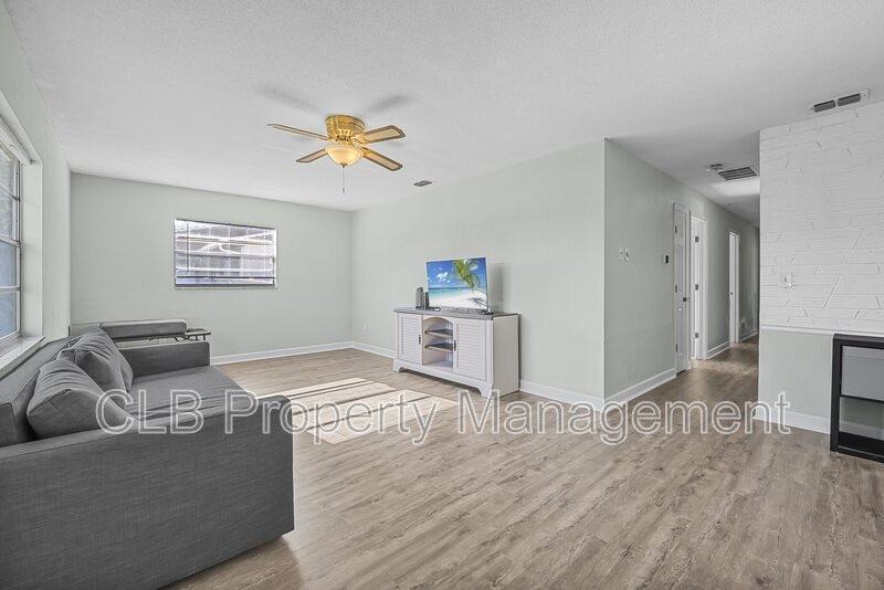 910 New Castle Ct - Photo 4 of 13