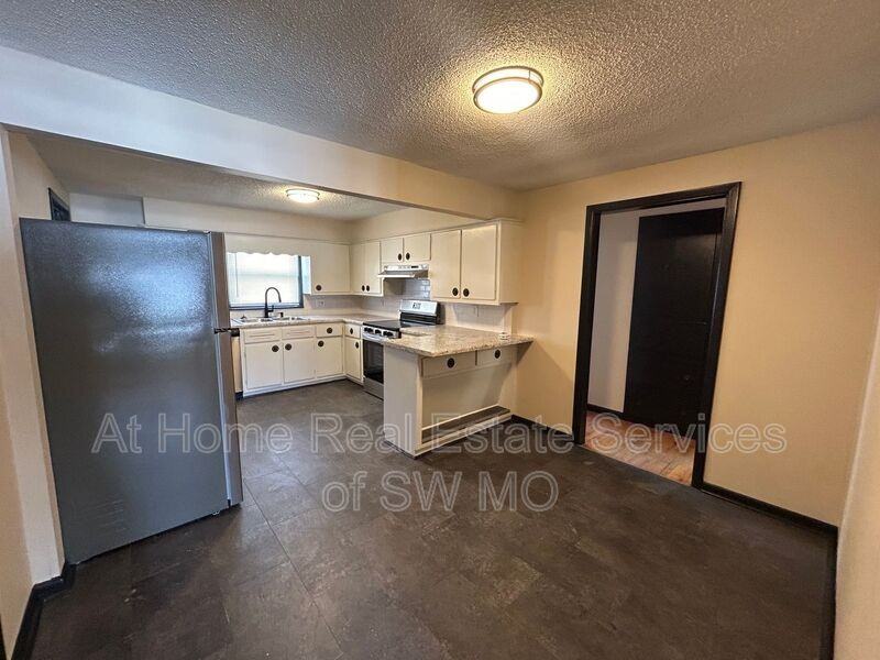 2755 E Bennett St - Photo 4 of 14