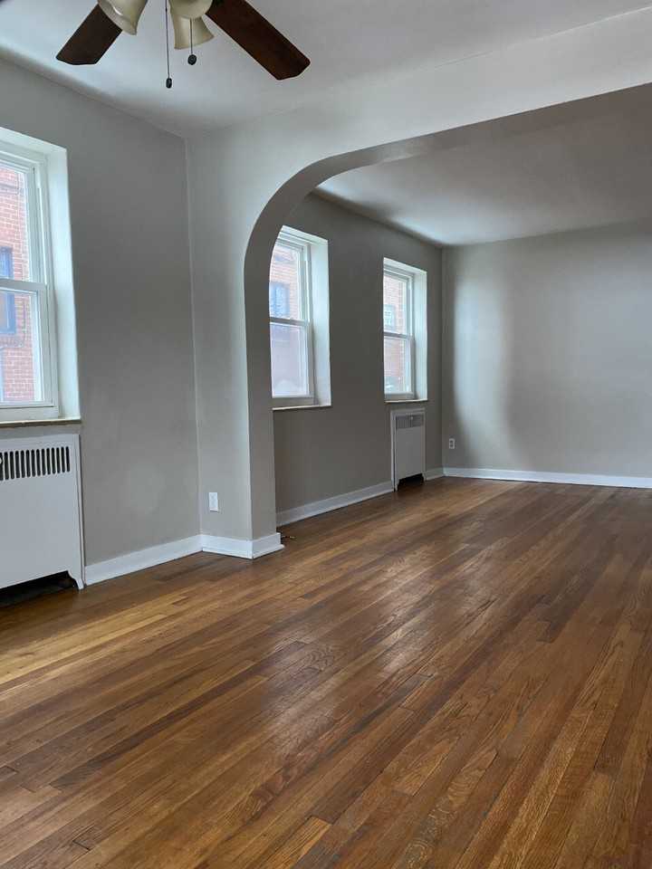 MORRISON COURT APARTMENTS -- 067 - Photo 2 of 9