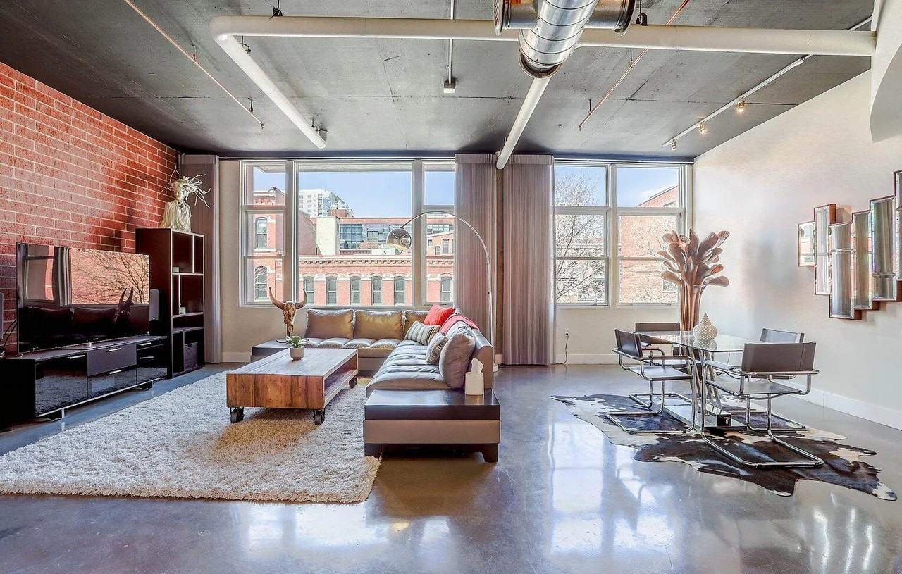 1720 WAZEE ST - Photo 2 of 36