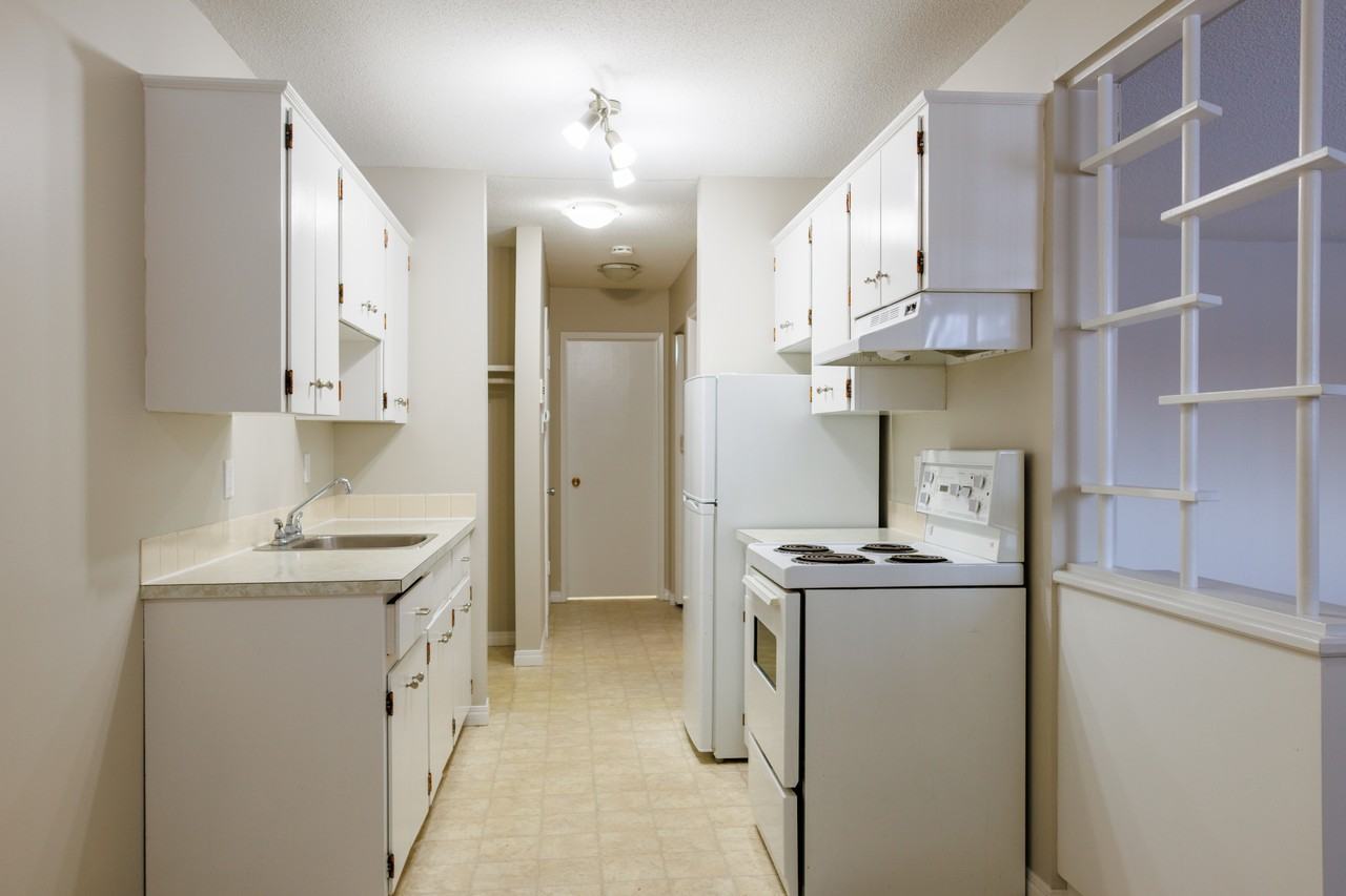 Squire Manor - Photo 3 of 17