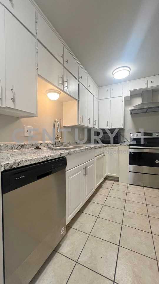 922 N Riverside Dr - Photo 3 of 11