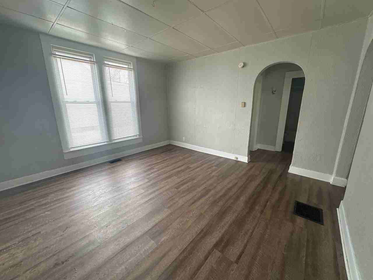 1305 W Jackson St - Photo 2 of 7