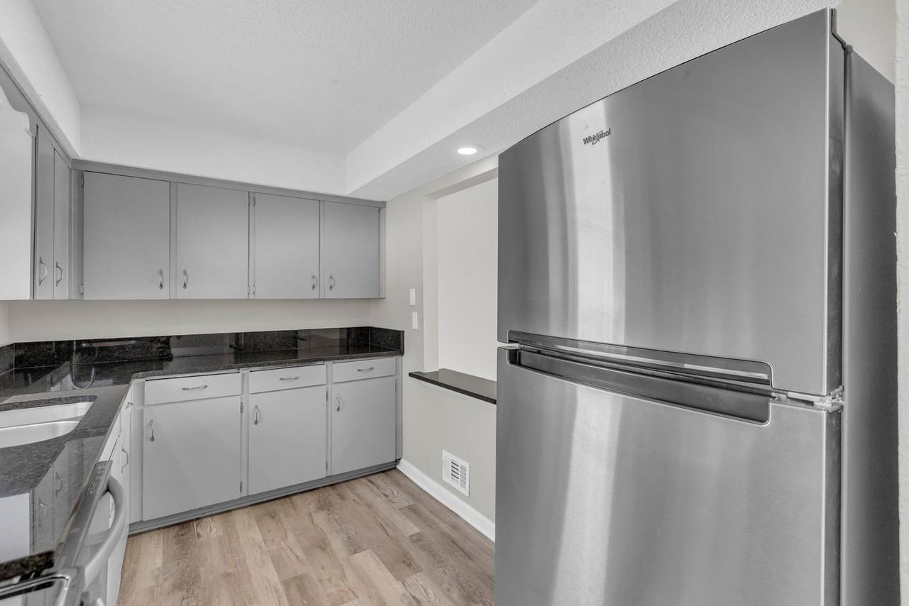 218 E Hargis St - Photo 4 of 26