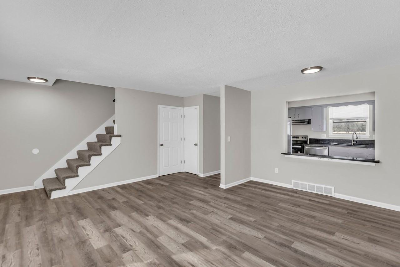 218 E Hargis St - Photo 5 of 26