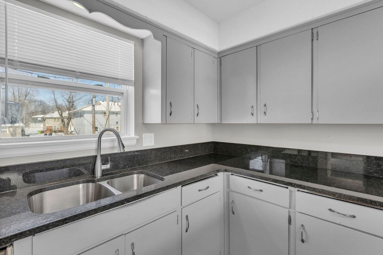 218 E Hargis St - Photo 6 of 26