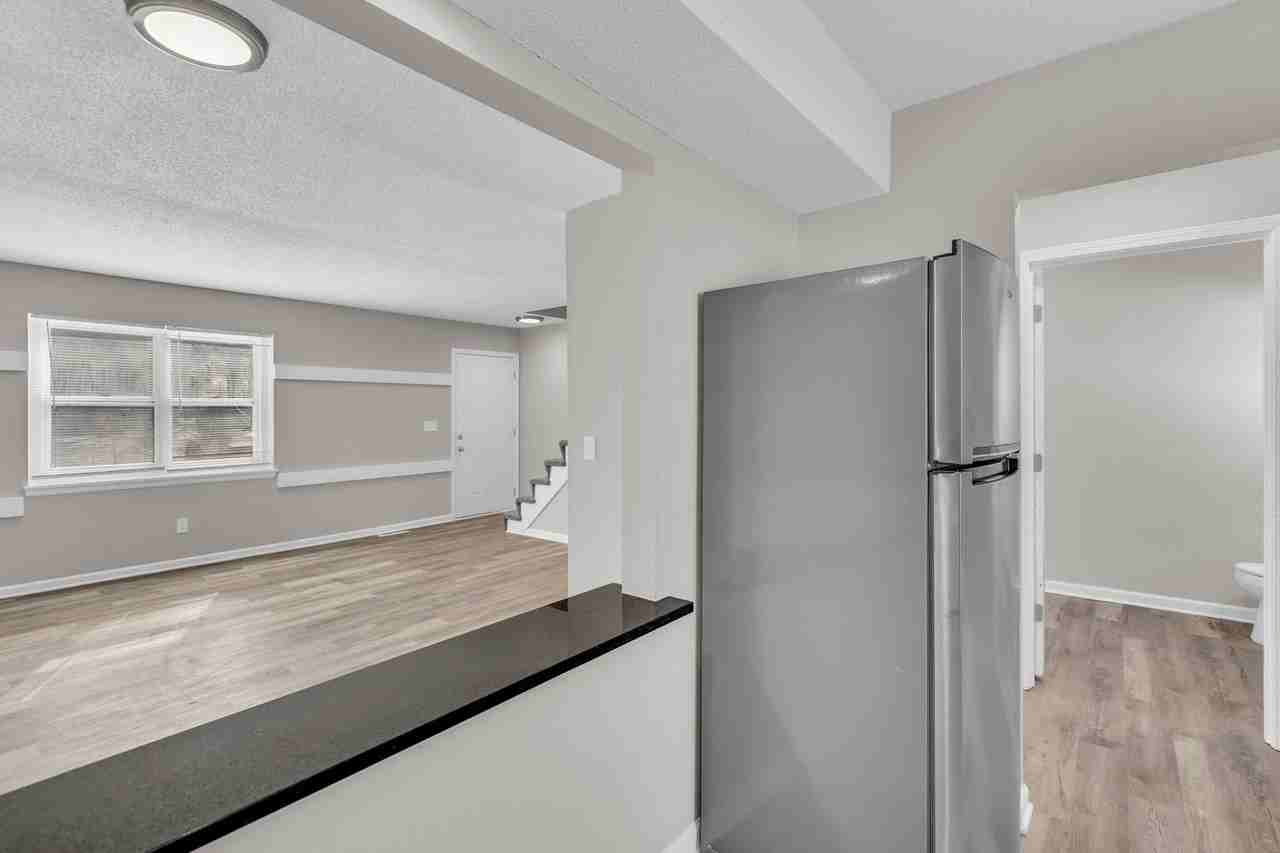 218 E Hargis St - Photo 7 of 26