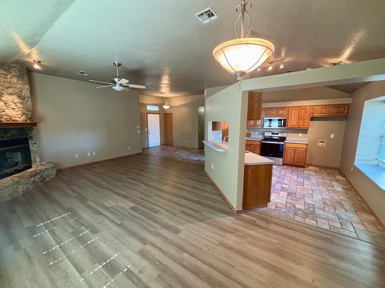 1304 Fairfax Cir - Photo 3 of 18